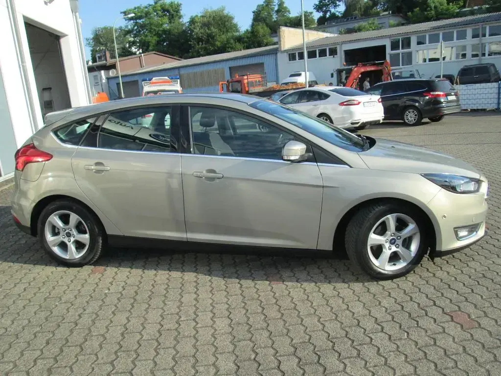 Gebraucht Ford Focus Titanium 125 PS (91 kW) 2016 Silber Limousine