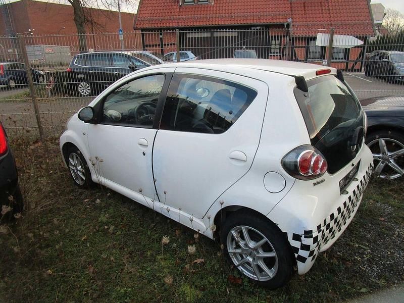 Gebraucht Toyota Aygo Cool 68 PS (50 kW) 2013 Weiß Kleinwagen