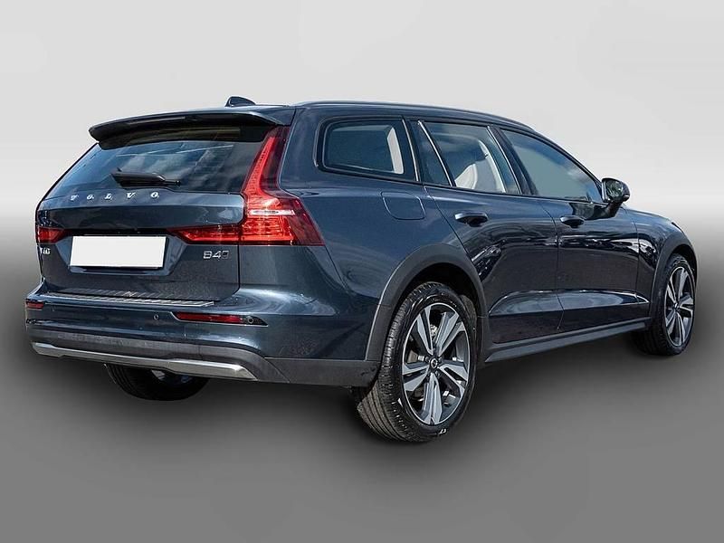 Gebraucht Volvo V60 CC Plus 197 PS (144 kW) 2024 Blau Kombi