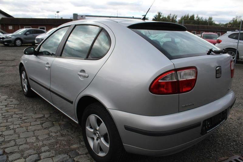 Używany Seat Leon Stella 105 KM (77 kW) 2003 Srebrny Sedan/Limuzyna