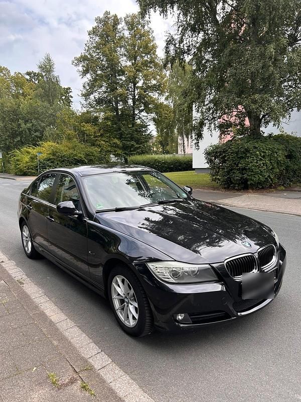Schwarz Gebraucht 2010 BMW 320 Limousine | 4.900 € (Guter Preis) - Bild 1/4