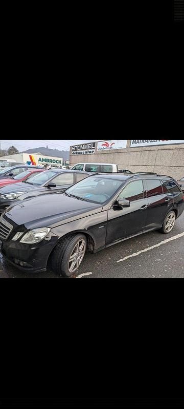 Schwarz Gebraucht 2011 Mercedes E250 Avantgarde Kombi | 7.450 € (Guter Preis) - Bild 1/3