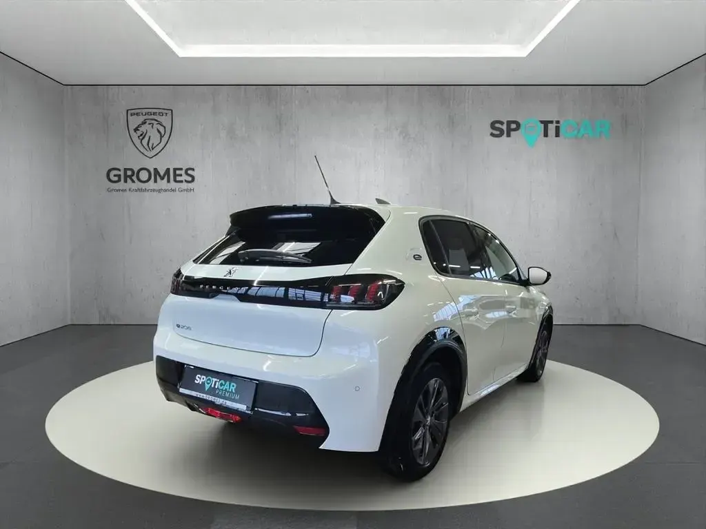 Gebraucht Peugeot e-208 Allure 100 kW (136 PS) 2023 Schneeweiss Kleinwagen