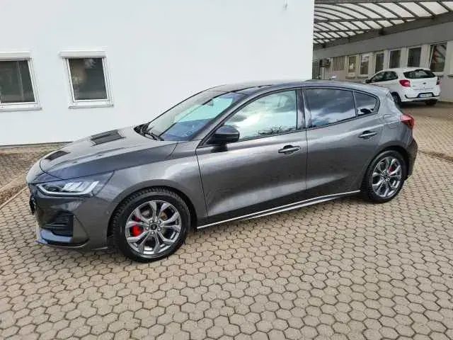 Grau (metallic) Gebraucht 2023 Ford Focus ST Limousine | 27.890 € (Teuer) - Bild 1/4