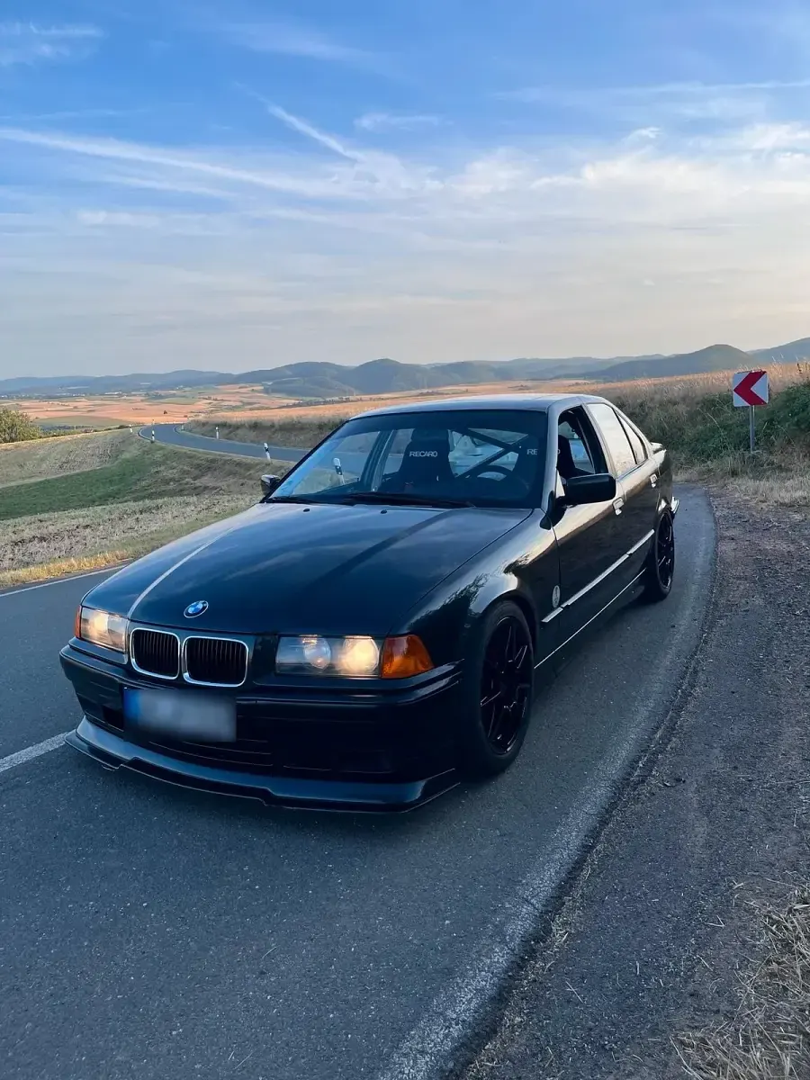 Gebraucht BMW 318 140 PS (102 kW) 1993 Schwarz Limousine