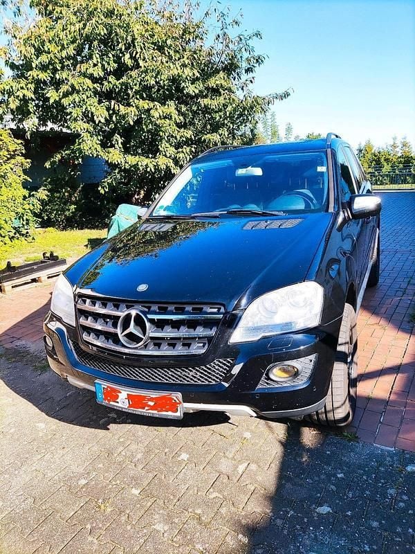 Schwarz Gebraucht 2008 Mercedes 320 SUV | 8.900 € - Bild 1/4