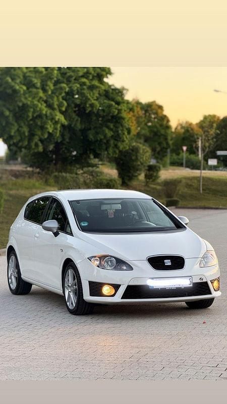 Weiß Gebraucht 2010 Seat Leon FR Kleinwagen | 6.700 € (Fairer Preis) - Bild 1/4