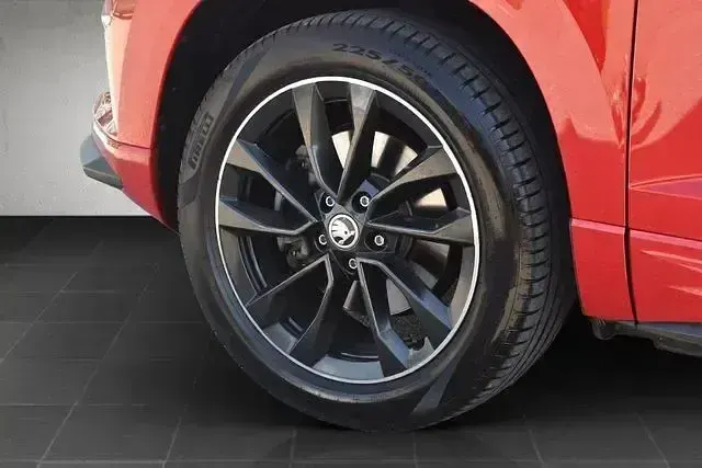 Gebraucht Skoda Karoq SportLine 190 PS (139 kW) 2024 Rot SUV