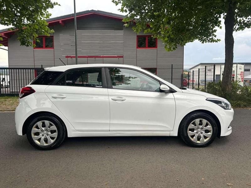 Weiß Gebraucht 2016 Hyundai i20 Trend Limousine | 6.000 € (Superpreis) - Bild 1/4