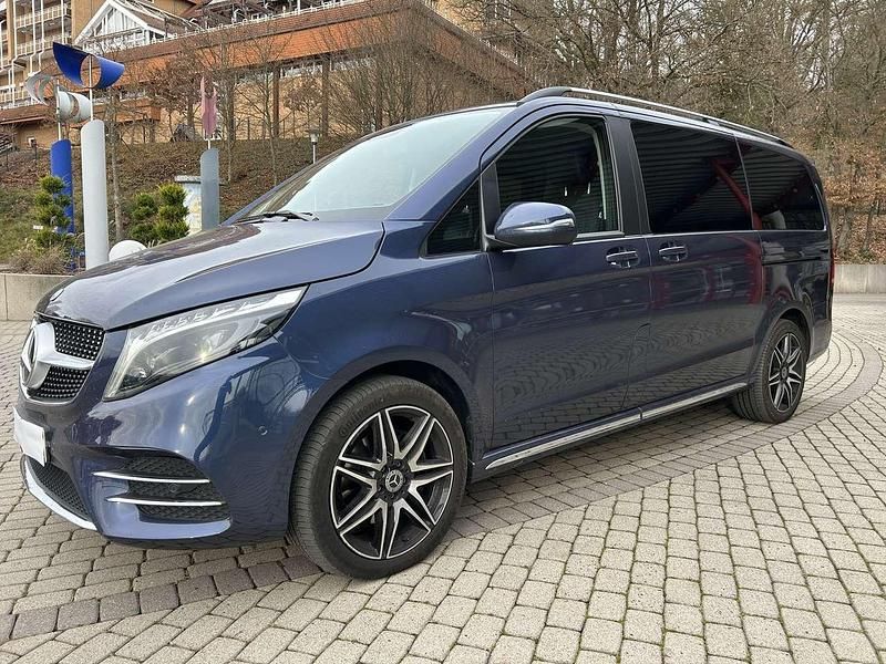 Blau Gebraucht 2024 Mercedes 300 Avantgarde Kombi | 79.999 € - Bild 1/4