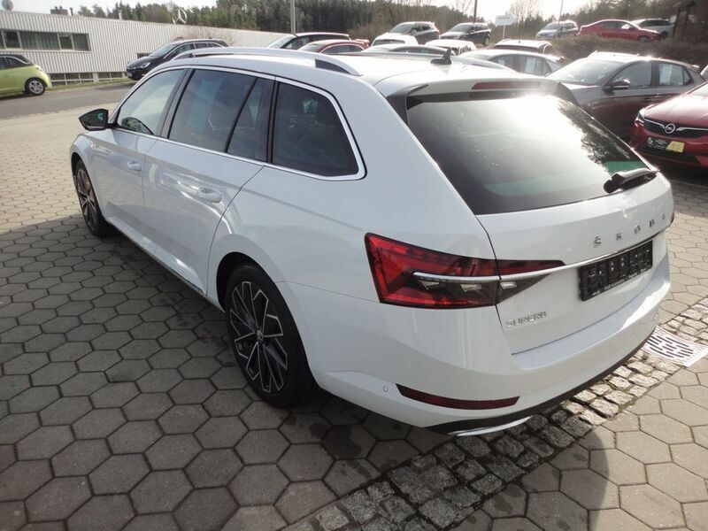 Gebraucht Skoda Superb LAURIN & KLEMENT 200 PS (147 kW) 2021 Weiß Kombi