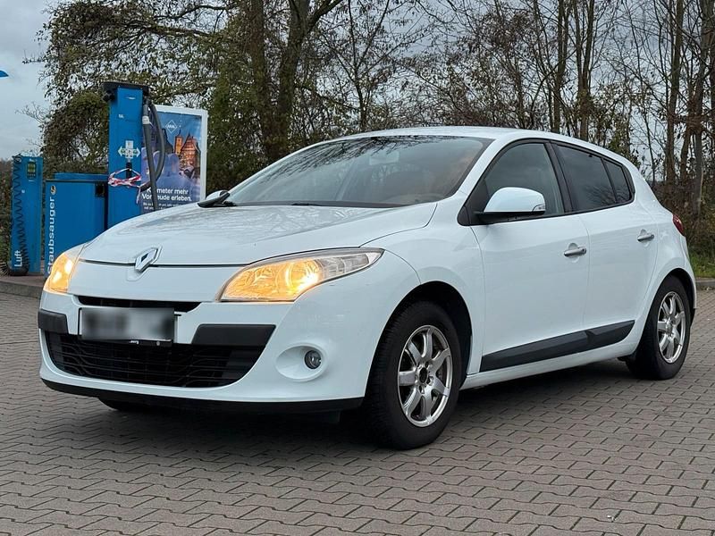 Weiß Gebraucht 2009 Renault Mégane Limousine | 3.290 € (Fairer Preis) - Bild 1/4