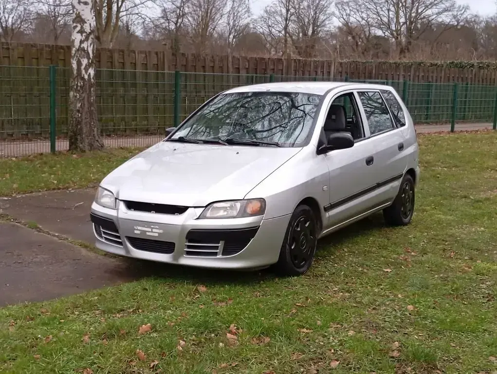 Gebraucht Mitsubishi Space Star 86 PS (63 kW) 2005 Silber Van / Kleinbus