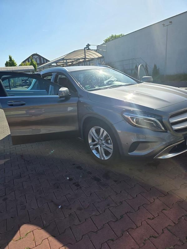 Grau Gebraucht 2014 Mercedes GLA220 SUV | 17.400 € (Fairer Preis) - Bild 1/4
