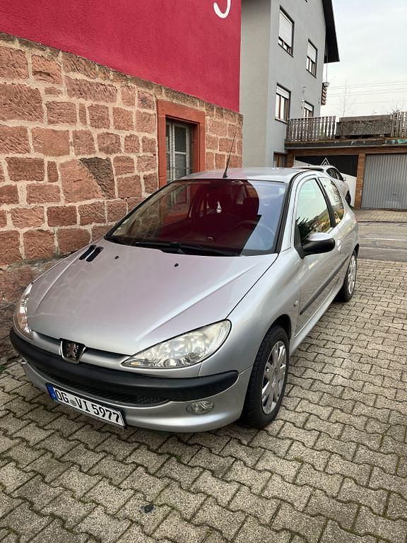 Grau Gebraucht 2003 Peugeot 206 Limousine | 1.000 € (Fairer Preis) - Bild 1/4