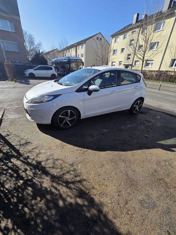 Gebraucht Ford Fiesta Trend 82 PS (60 kW) 2013 Weiß Kleinwagen
