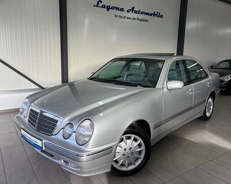 Silber Gebraucht 2000 Mercedes E220 Elegance Limousine | 11.899 € - Bild 1/4