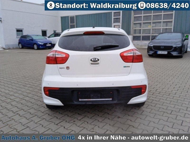 Gebraucht Kia Rio 109 PS (80 kW) 2016 Weiß Limousine