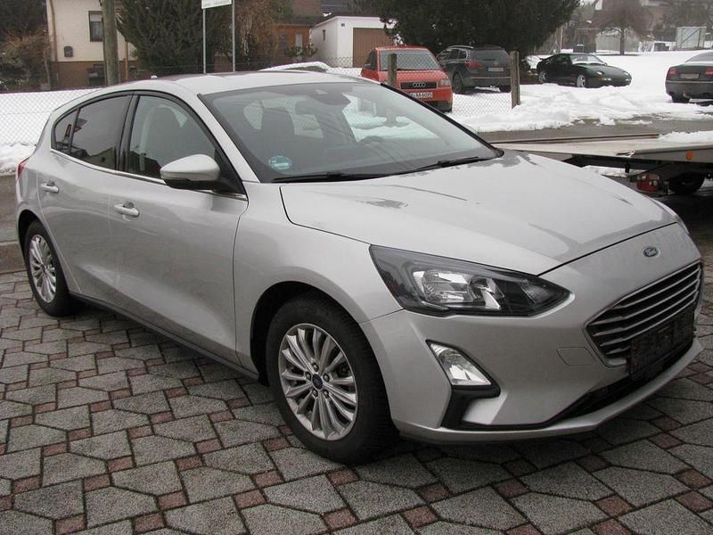 Gebraucht Ford Focus Titanium 125 PS (91 kW) 2021 Silber Limousine