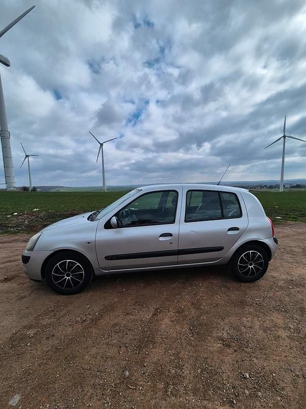 Gebraucht Renault Clio II 98 PS (72 kW) 2005 Silber Kleinwagen