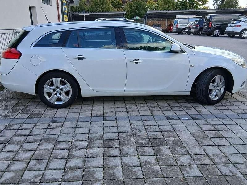 Weiß Gebraucht 2010 Opel Insignia Sport Kombi | 3.900 € (Guter Preis) - Bild 1/4