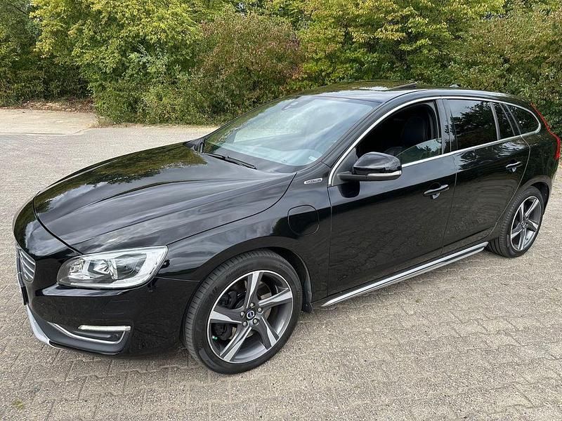 Schwarz Gebraucht 2015 Volvo V60 Momentum Kombi | 9.750 € (Fairer Preis) - Bild 1/4