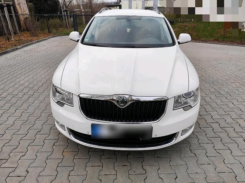 Gebraucht Skoda Superb Ambition 140 PS (102 kW) 2012 Weiß Kombi