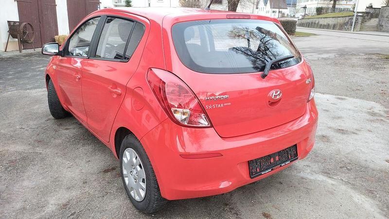 Gebraucht Hyundai i20 Trend 86 PS (63 kW) 2012 Rot Limousine