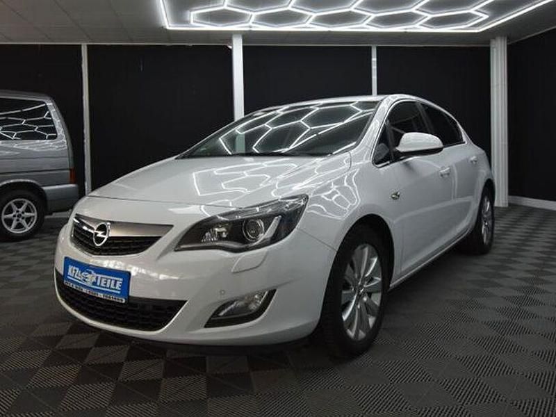 Gebraucht Opel Astra Innovation 179 PS (131 kW) 2011 Weiß Kombi