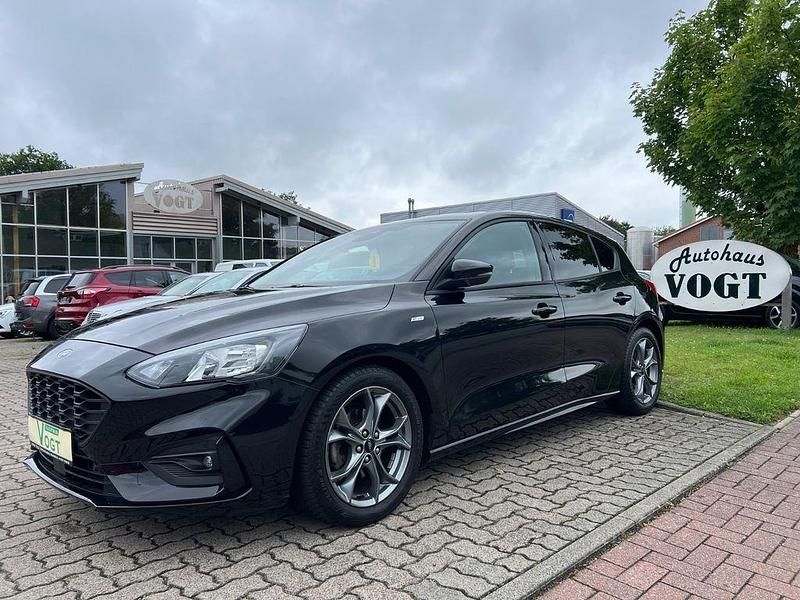 Schwarz Gebraucht 2020 Ford Focus ST-Line Limousine | 18.490 € (Fairer Preis) - Bild 1/4