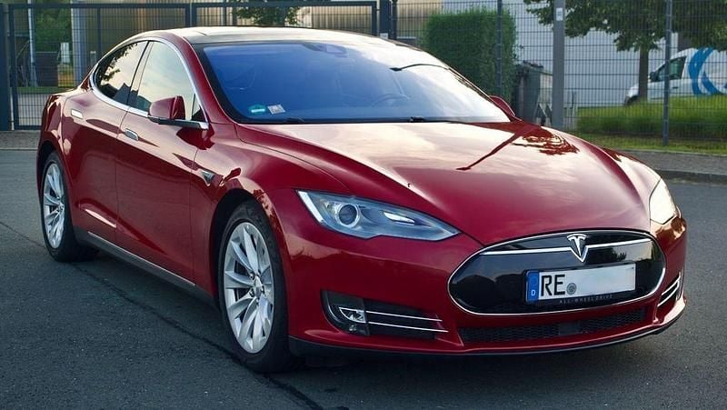Rot Gebraucht 2015 Tesla Model S Limousine | 21.699 € (Guter Preis) - Bild 1/4