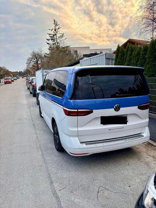 Second-hand VW Multivan 204 CP (150 kW) 2024 Albastru Monovolum