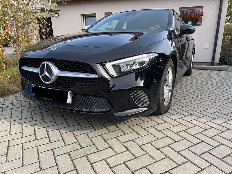 Schwarz Gebraucht 2019 Mercedes A180 Limousine | 18.500 € (Guter Preis) - Bild 1/4