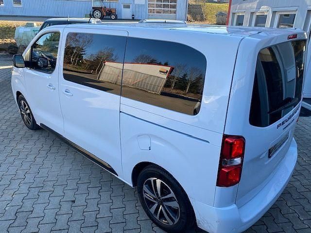 Neu Peugeot Traveller Allure 177 PS (130 kW) 2025 Kaparigrün + schwarzmetallic Van / Kleinbus