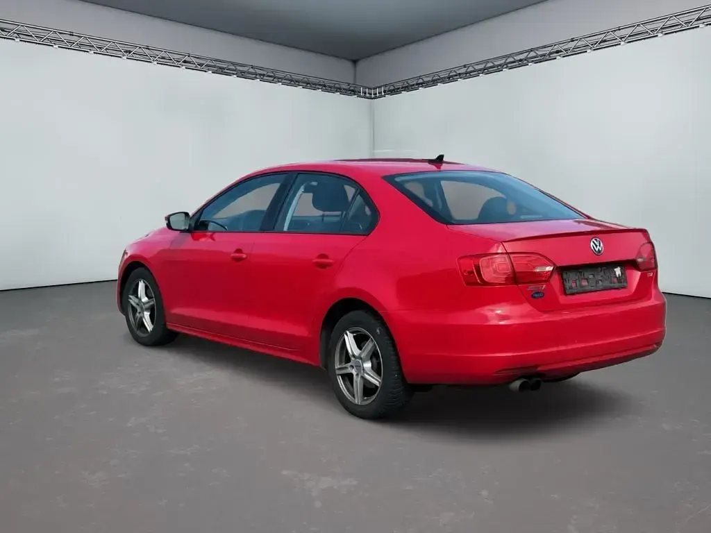 Gebraucht VW Jetta Highline 140 PS (102 kW) 2011 Rot Limousine