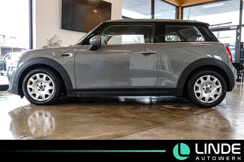 Gebraucht Mini Cooper 108 PS (79 kW) 2018 Moonwalk grey (metallic) Kleinwagen