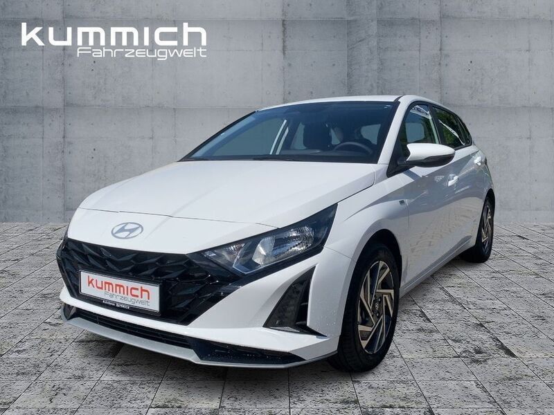 Atlas white (weiß) Gebraucht 2024 Hyundai i20 Trend Limousine | 20.490 € (Fairer Preis) - Bild 1/4