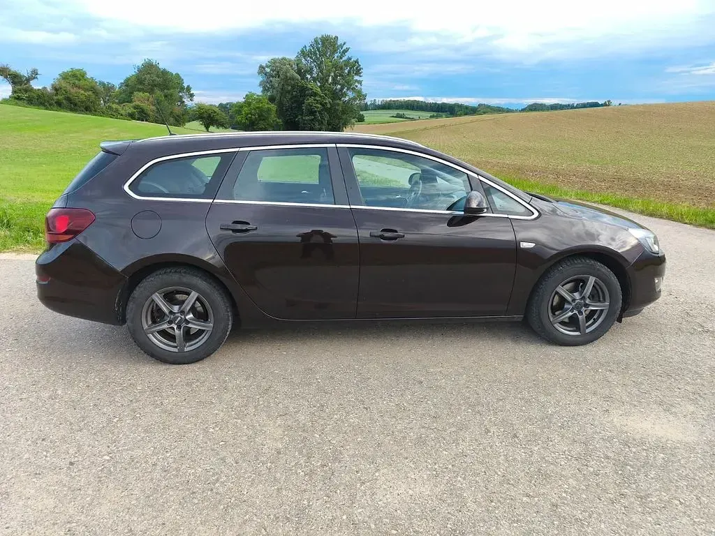 Gebraucht Opel Astra 179 PS (131 kW) 2012 Braun Limousine