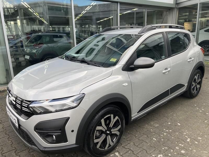 Grau Gebraucht 2023 Dacia Sandero Expression Kleinwagen | 16.777 € (Guter Preis) - Bild 1/4