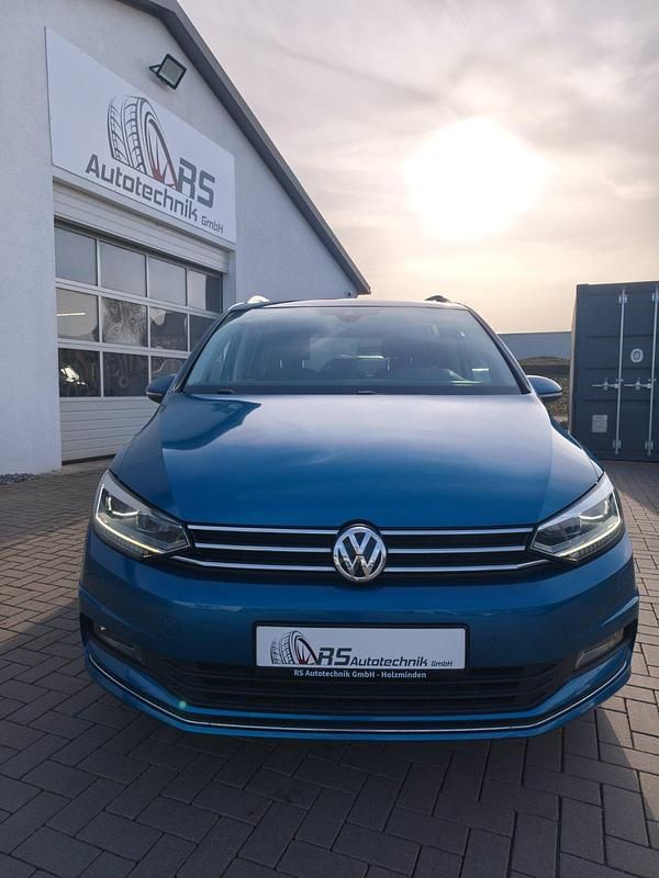 Gebraucht VW Touran Highline 150 PS (110 kW) 2017 Caribbean blue metallic Van / Kleinbus