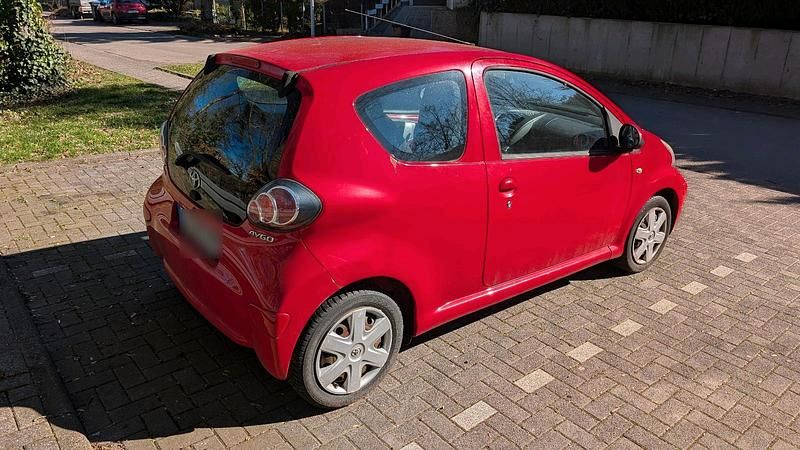 Gebraucht Toyota Aygo 68 PS (50 kW) 2009 Rot Kleinwagen