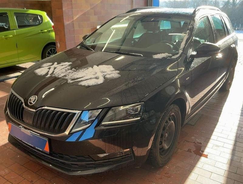 Schwarz Gebraucht 2017 Skoda Octavia Drive Kombi | 16.799 € (Etwas zu teuer) - Bild 1/4