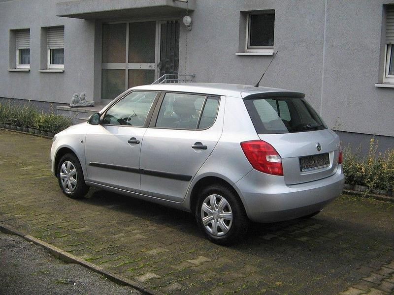 Gebraucht Skoda Fabia Classic 60 PS (44 kW) 2011 Silber Limousine