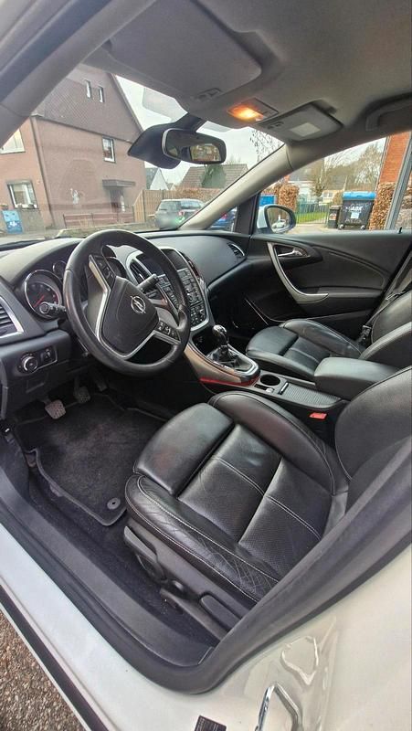 Gebraucht Opel Astra 140 PS (102 kW) 2011 Weiß Kombi