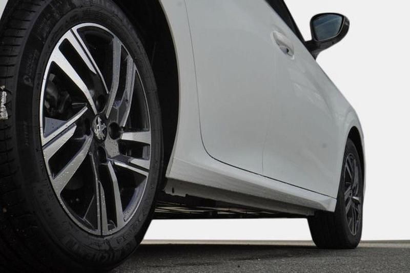 Gebraucht Peugeot 208 Allure 102 PS (75 kW) 2023 Andere farbe Kleinwagen