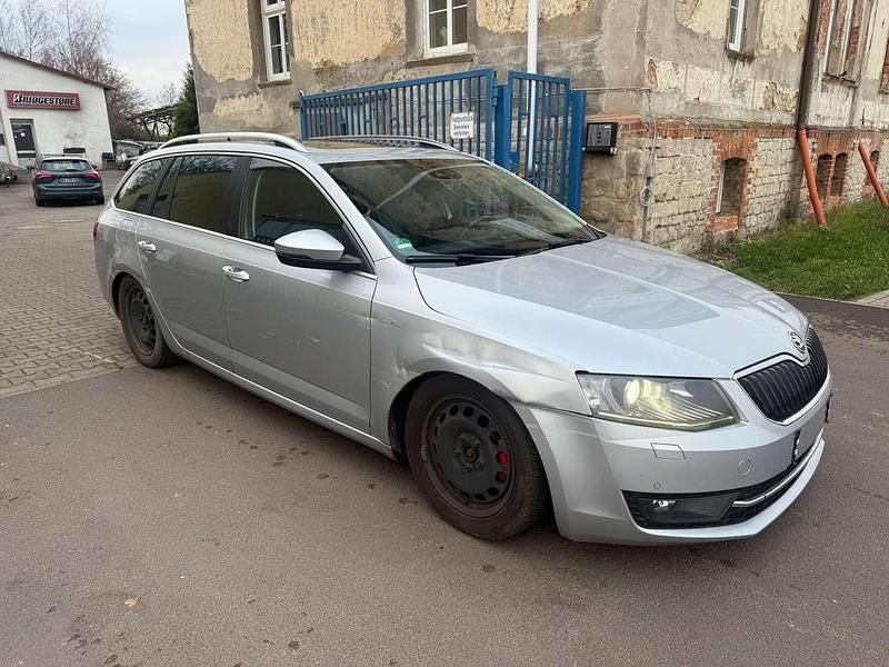 Brilliantsilber metallic Gebraucht 2013 Skoda Octavia Elegance Kombi | 6.500 € (Guter Preis) - Bild 1/4