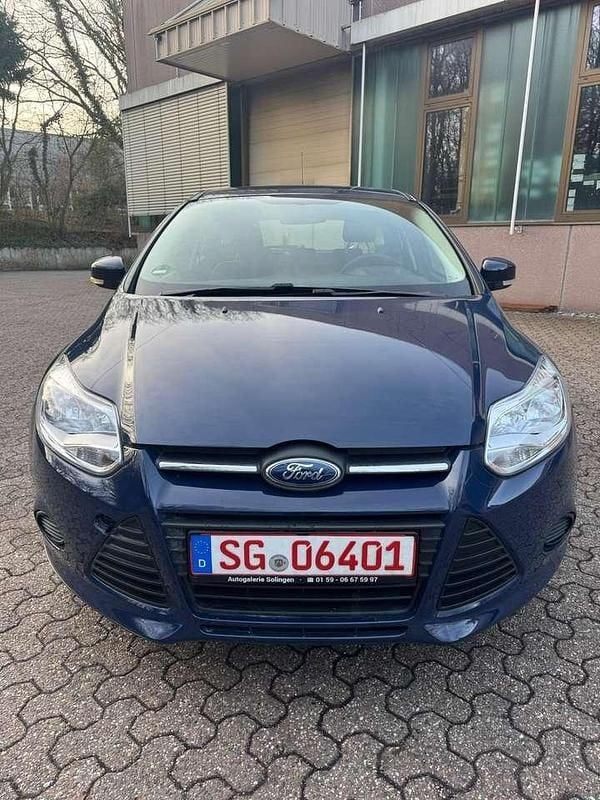 Używany Ford Focus Ambiente 101 KM (74 kW) 2013 Niebieski Hatchback