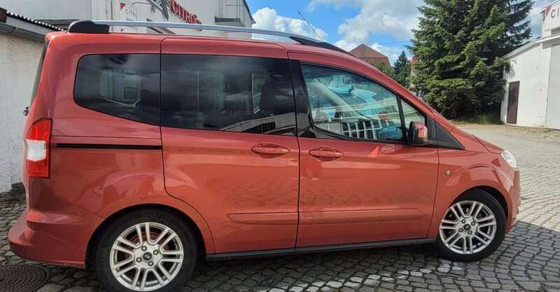 Venicerot metallic Gebraucht 2014 Ford Tourneo Courier Titanium Van / Kleinbus | 6.990 € (Fairer Preis) - Bild 1/4