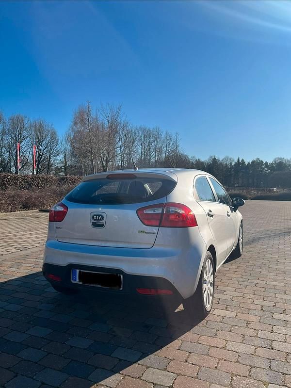 Gebraucht Kia Rio 75 PS (55 kW) 2012 Silber Kleinwagen