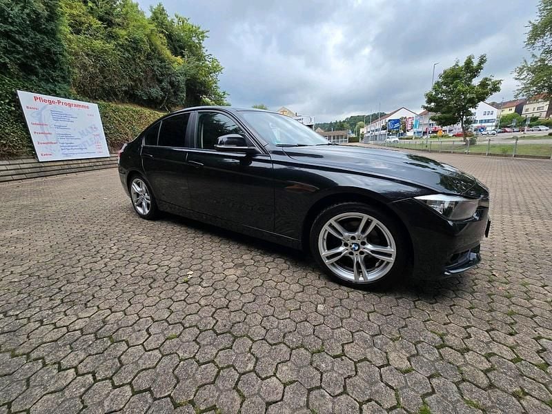 Schwarz Gebraucht 2015 BMW 320 Limousine | 14.400 € (Fairer Preis) - Bild 1/4
